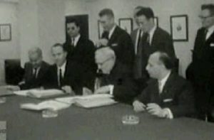 Légende : 17 février 1964, Léon Servais et Thami Ouezzani, les ministres belge et marocain du Travail, signent la Convention dans le bureau de Paul–Henri Spaak, ministre des Affaires Etrangères - Cote ULB
